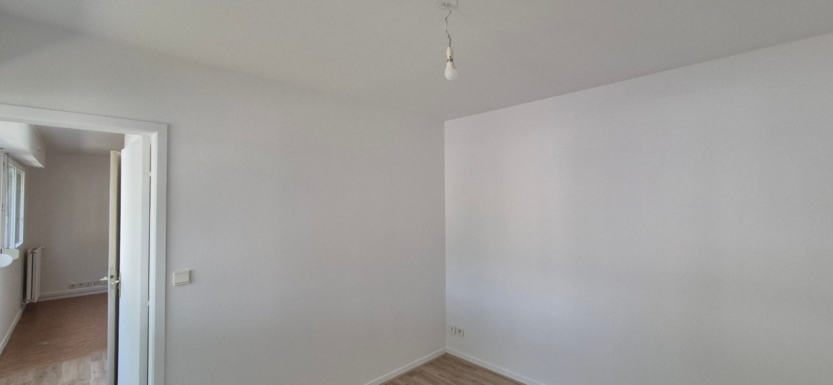 Chambre après travaux de peinture des murs et du plafond