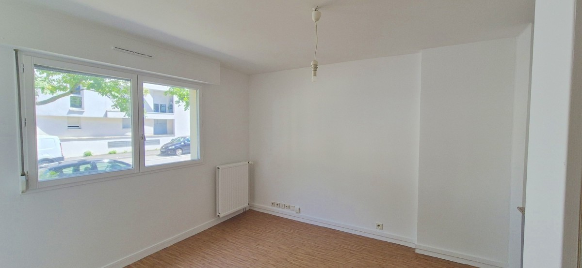 Pièce après peinture blanche des murs et du plafond